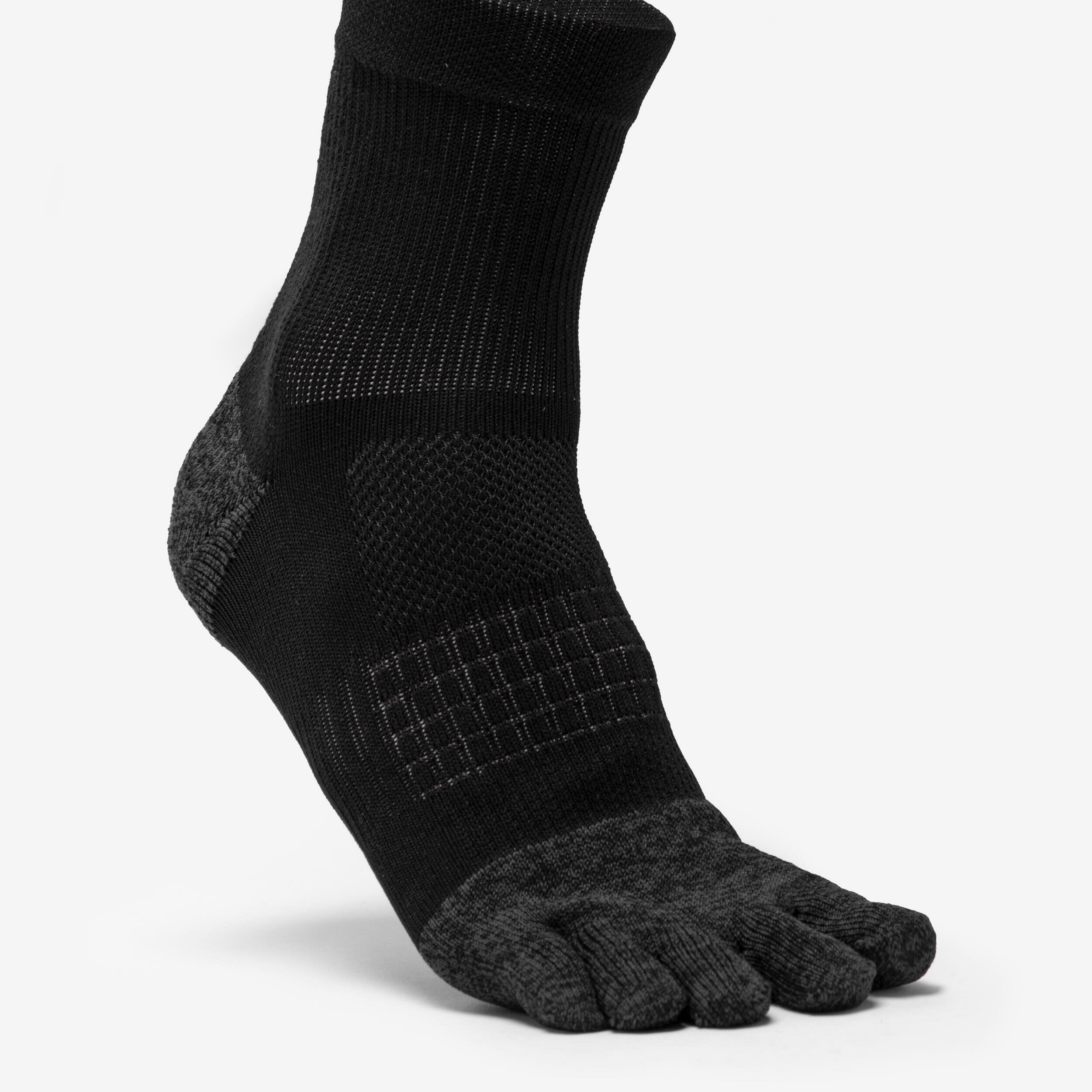 Primo piano della calza Kiprun Run 900 con le cinque dita separate e il tallone rinforzato
