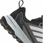 Dettaglio del tallone della adidas Terrex Tracefinder 2 con logo Terrex
