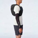Runner con gilet Salomon Active Skin 8 visto di lato