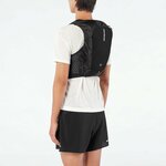 Runner con gilet Salomon ADV Hydra Vest 8 visto di spalle
