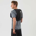 Runner con zaino Salomon Agile 6 visto di lato