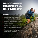 Escursionista che sale su roccia con i bastoncini Distance Z