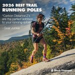 Runner che sale su roccia con i bastoncini Distance Carbon Z