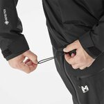 Dettaglio del cordino di regolazione e del logo Gore-Tex sulla manica