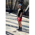 Runner in piedi su un ponte con calze Injinji Ultra Run nere
