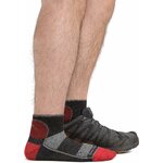 Piedi con calze Darn Tough grigie e scarpe da trail