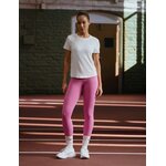 Runner con scarpe Nike Revolution 8 bianche in piedi su una pista di atletica