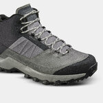 Tomaia in cuoio grigio della Quechua MH500 Mid bagnata da gocce dacqua, con parapietre nero in punta