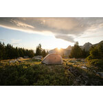 Tenda Simond MT900 montata in un prato al tramonto