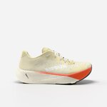 Scarpa running donna Kiprun Kipride giallo chiaro vista di lato con l'inserto arancione nell'intersuola
