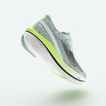 Kiprun Kipstorm Challenger sospesa in aria vista dal tallone con la scritta carbon plate