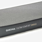Bordo laterale spesso del materassino Quechua con la scritta Ultim Comfort Single