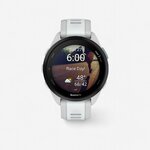 Garmin Forerunner 165 con cinturino bianco e schermo che mostra ora, meteo e il giorno di gara