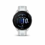 Garmin Forerunner 165 bianco visto di fronte con il quadrante che mostra ora e batteria