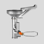 Fornellino Forclaz MT500 Compact visto di lato con un supporto per la pentola aperto