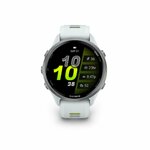 Garmin Forerunner 970 bianco visto di fronte con il quadrante che mostra ora e dati del giorno