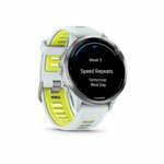 Garmin Forerunner 970 con cinturino bianco e giallo e lo schermo sullallenamento di ripetute