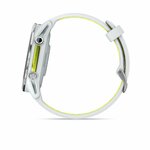 Garmin Forerunner 970 visto di lato con i pulsanti e il cinturino bianco chiuso ad anello