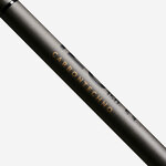 Primo piano del tubo in carbonio del bastoncino Kiprun con la scritta Carbontechno