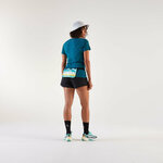 Runner vista di spalle con la cintura Kiprun ruotata e il pettorale sul retro