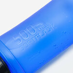Scritta 500 ml Softflask in rilievo sul corpo blu della flask Kiprun