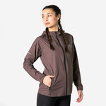 Runner con la giacca impermeabile Kiprun Run Rain 900 marrone chiusa e la mano in tasca