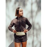 Runner con giacca Kiprun Run Rain 900 aperta e marsupio da corsa in vita