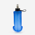 Soft flask Kiprun da 250 ml blu in piedi con pipetta trasparente e anello elastico