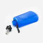 Soft flask Kiprun 250 ml distesa con il tappo e la pipetta svitati accanto