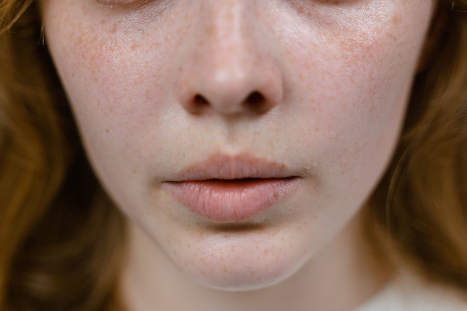 gros plan detaille d un visage feminin tachete mettant l accent sur les caracteristiques naturelles et les textures