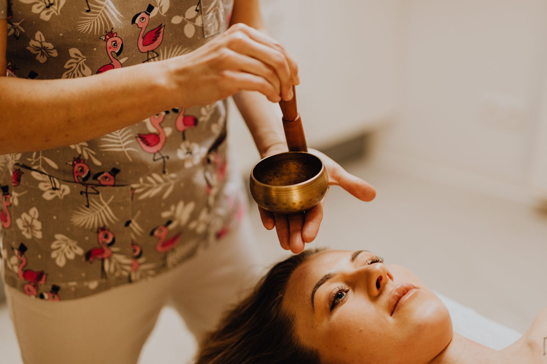 seance de therapie apaisante avec un bol chantant tibetain pour la relaxation et la reduction du stress