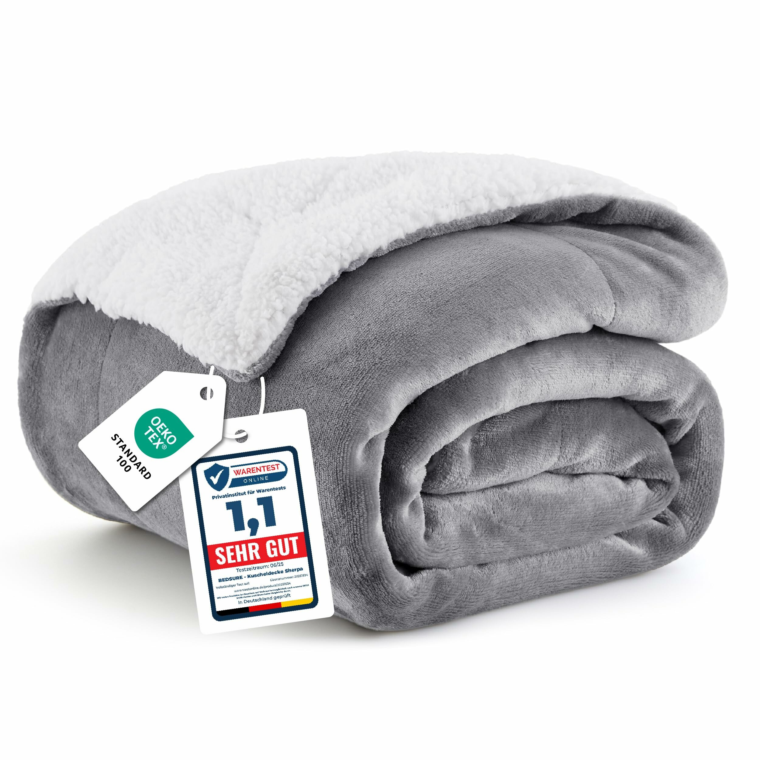 Graue Kuscheldecke aus Flanell mit weißer Sherpa-Rückseite, zusammengerollt, mit Etiketten