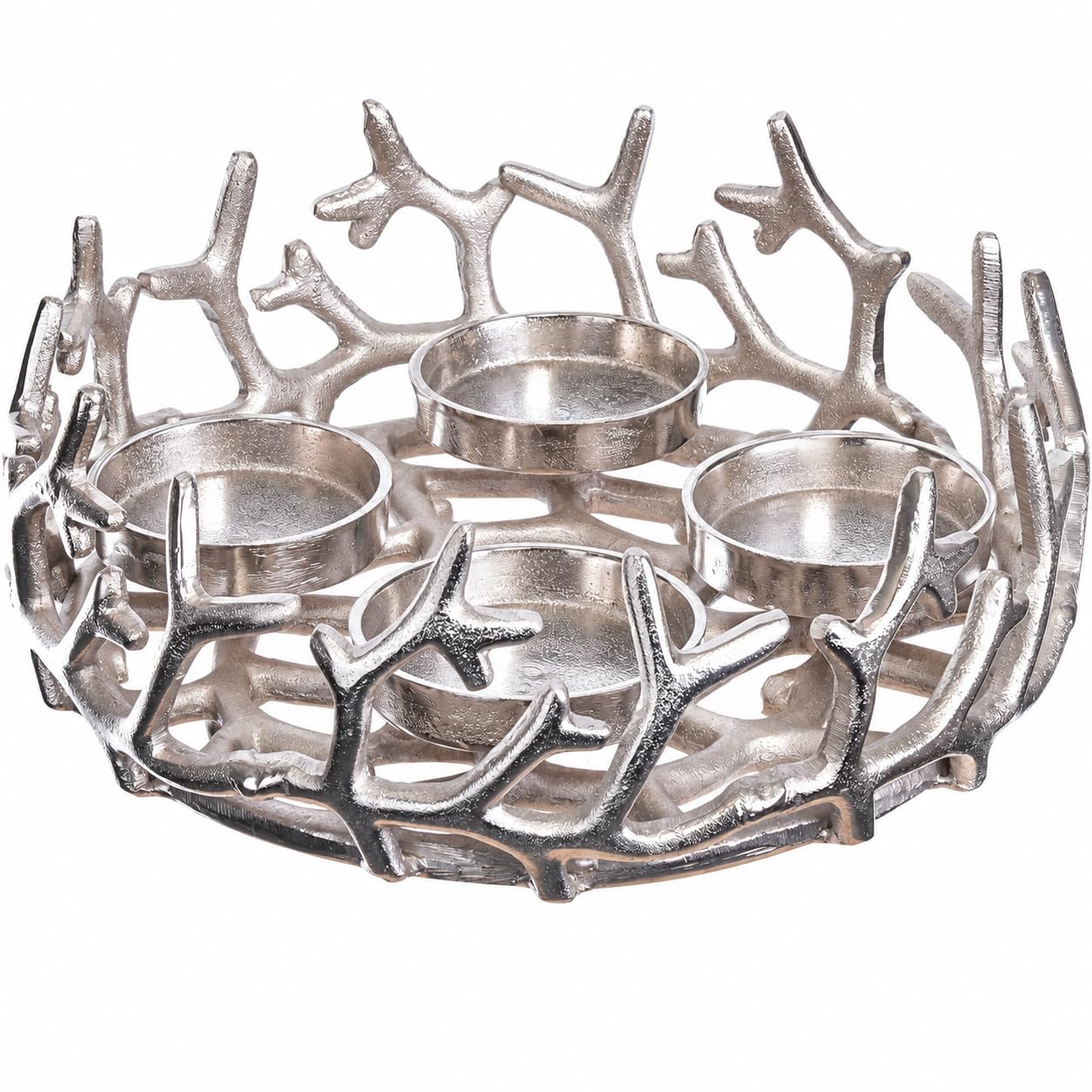 Silberner Adventskranz aus Aluminium mit ineinander verschlungenen Ästen und vier Kerzentellern