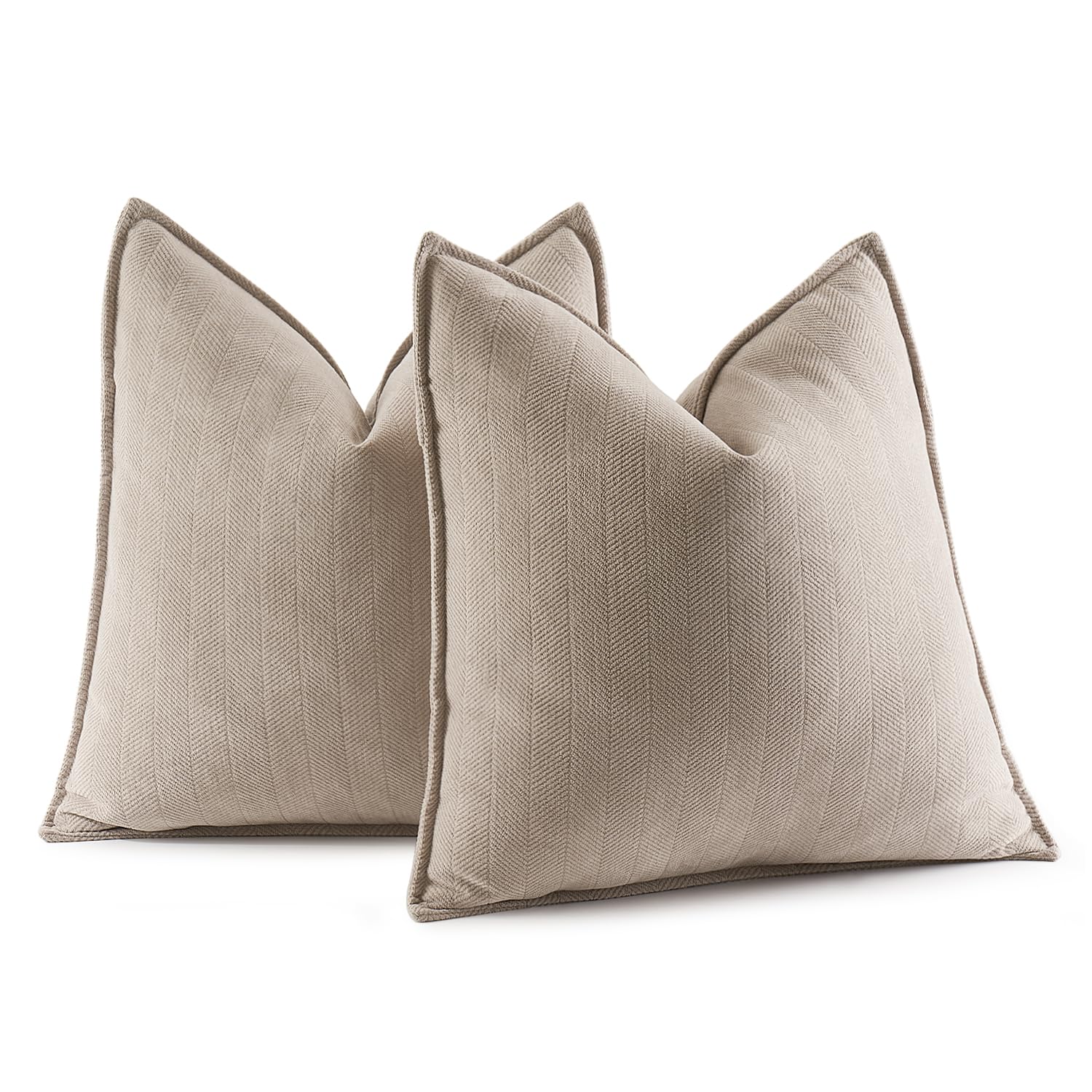 Zwei beige Chenille-Kissen mit schmalem umlaufendem Saum, freigestellt vor weißem Hintergrund