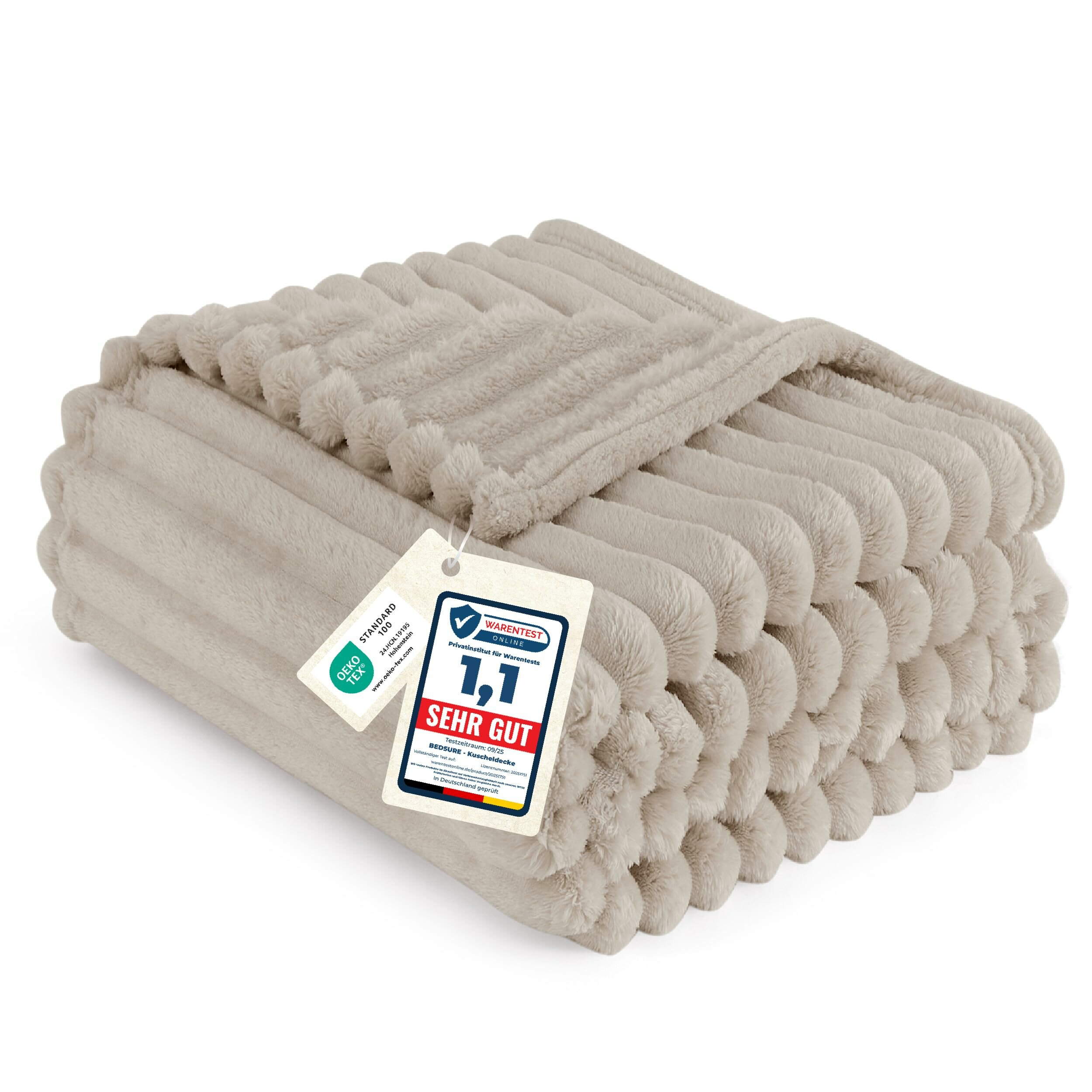 Beige Flanelldecke mit Streifenstruktur, ordentlich gefaltet, mit Etiketten am Rand