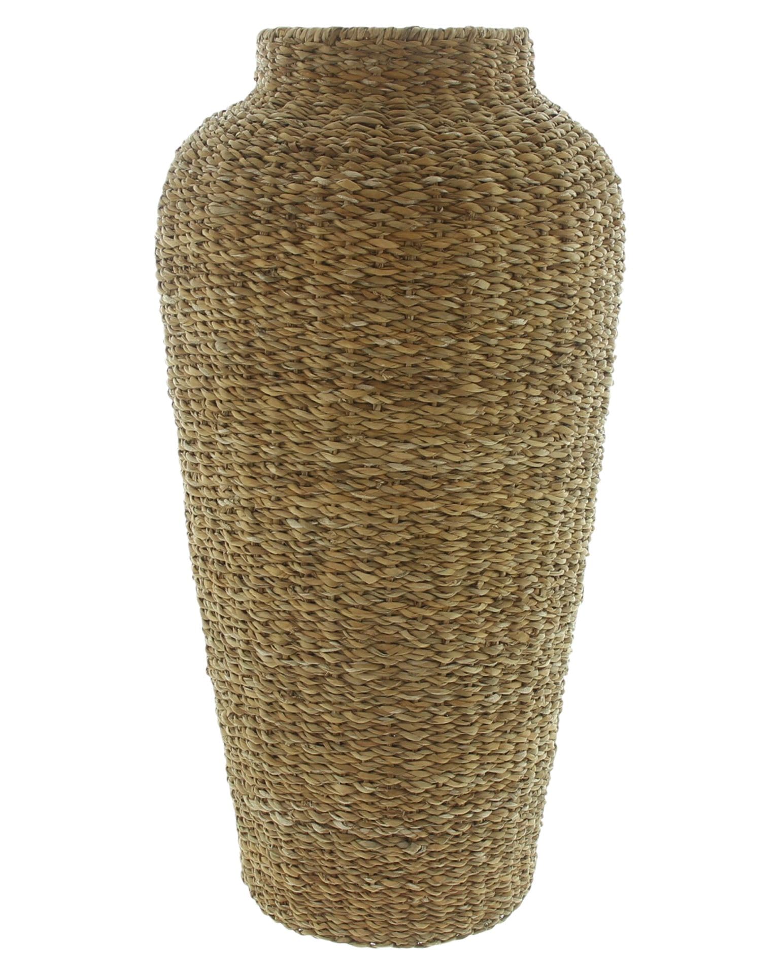 Naturfarbene, handgeflochtene Bodenvase aus Seegras in konischer Form vor weißem Hintergrund