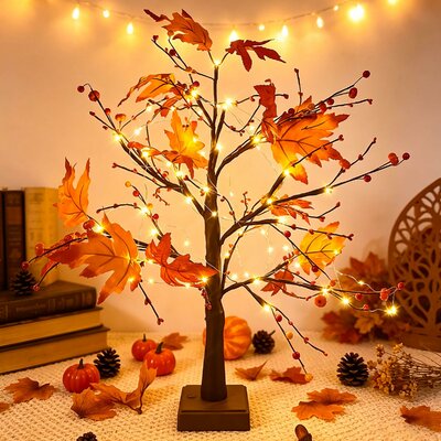 Beleuchteter Deko-Baum mit gelben Ahornblättern, kleinen Kürbissen und warmweißen LED-Lichtern