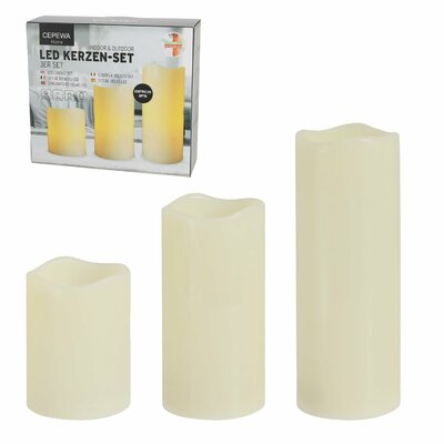 Drei elfenbeinfarbene LED-Stumpenkerzen in drei Höhen mit warmweißem Licht