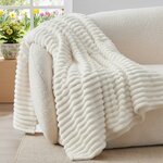 Cremeweiße Kuscheldecke mit breiten Cordstreifen, locker über eine helle Sofalehne gelegt