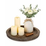 Rundes Holztablett mit LED-Stumpenkerzen, weißer Vase mit Blumen und Zimtstangen