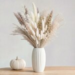 Trockenblumenstrauß aus Pampasgras und Bunny Tails in Weiß und Beige in weißer Rillenvase neben Kürbis
