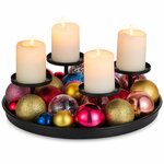 Schwarzes rundes Metalltablett mit vier erhöhten Kerzentellern auf Stäben als moderner Adventskranz