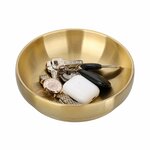 Goldfarbene Edelstahlschale mit hohem Rand, gefüllt mit Schlüsseln, Armbanduhr und Kopfhörer-Etui