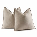 Zwei beige Chenille-Kissen mit schmalem umlaufendem Saum, freigestellt vor weißem Hintergrund