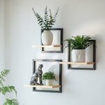 Drei kleine naturfarbene Holz-Wandregale, versetzt an der Wand montiert und mit Deko bestückt