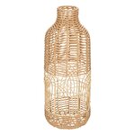 Beige Rattanvase mit schmalem Hals, teils dicht, teils offen geflochten, vor weißem Hintergrund