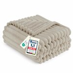 Beige Flanelldecke mit Streifenstruktur, ordentlich gefaltet, mit Etiketten am Rand