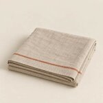 Nappe en lin lavé couleur sable, liseré terracotta, pliée