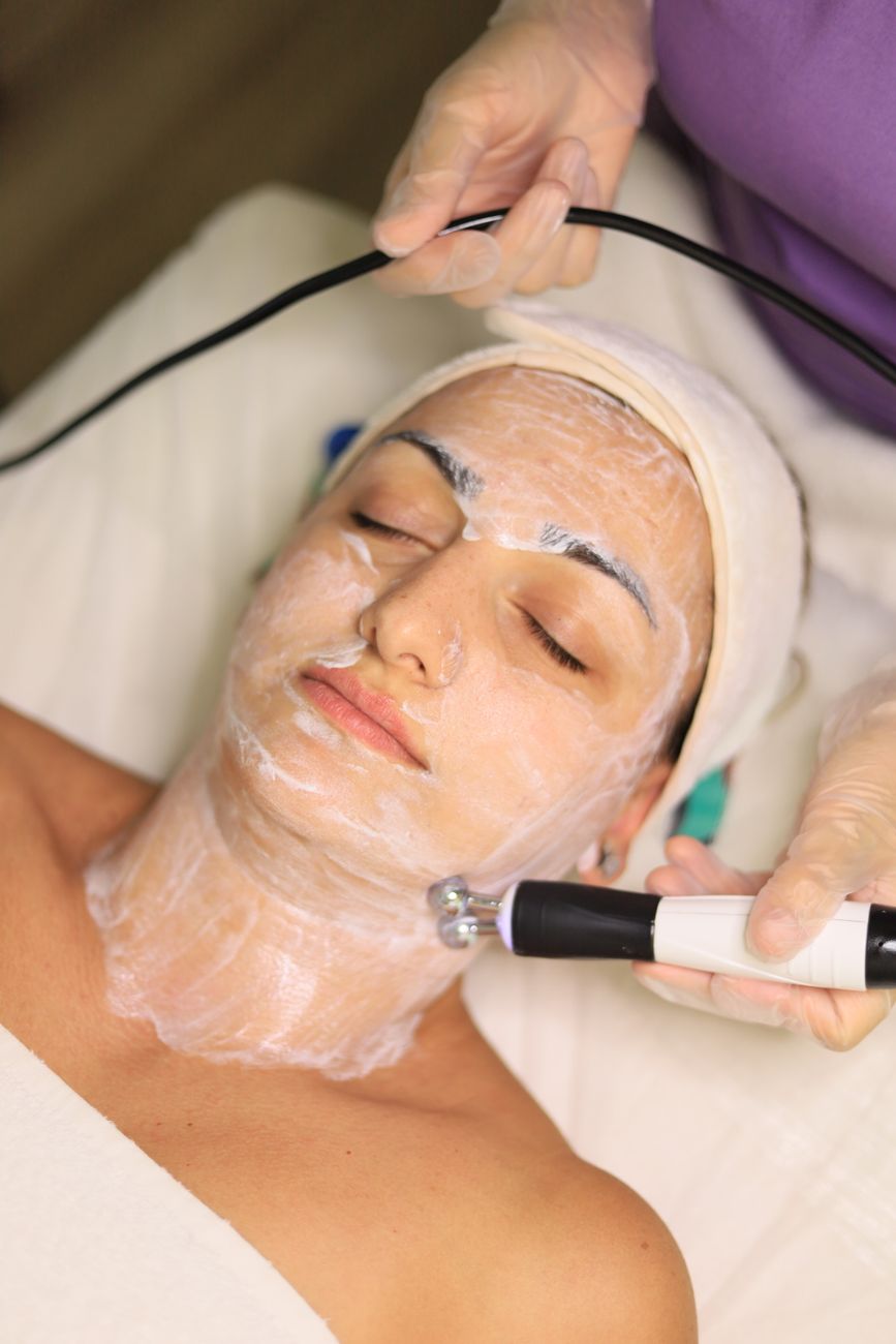 client recevant un traitement de soins de la peau avance avec un appareil de tonification du visage dans une clinique