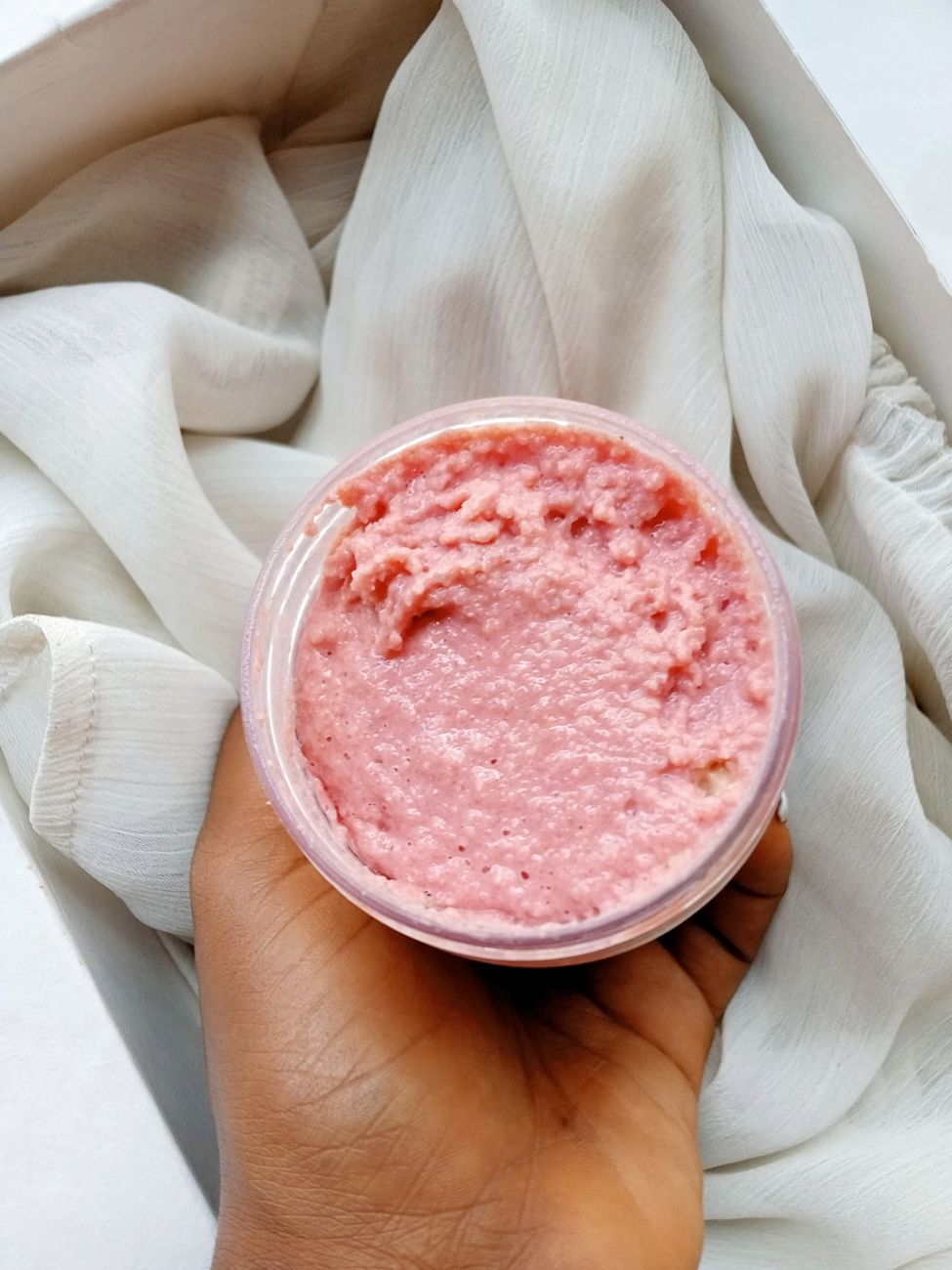 un gros plan d une maintenant un pot de gommage corporel au sucre rose naturel parfait pour les routines de soins de la peau